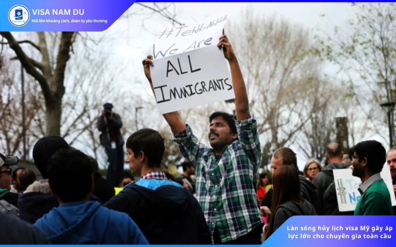 Làn sóng hủy lịch visa Mỹ gây áp lực lớn cho chuyên gia toàn cầu - 1